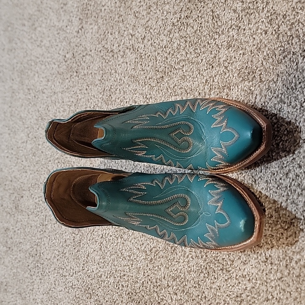 Iconic Ariat booties. In excellent condition with slight wear on leather soles